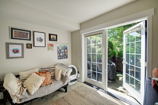 Building Photo - 2bd/2.5ba Seattle Townhome
