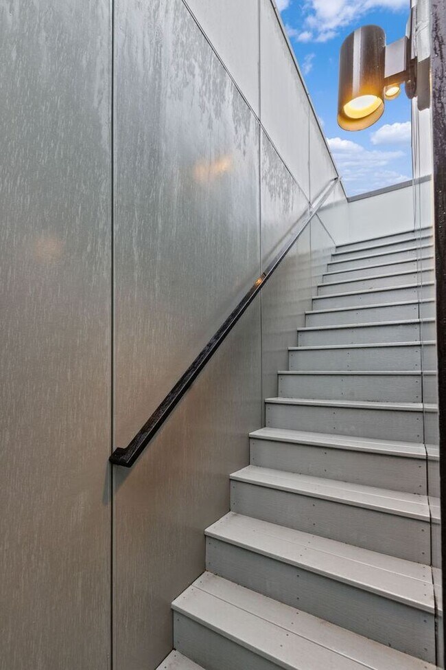 Building Photo - Stunning Ultra-Modern Central District Tow...