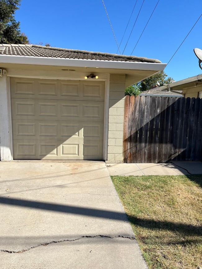 Building Photo - Perfect 2 bedroom Duplex