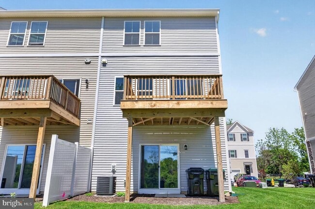 Building Photo - 73 Basswood St