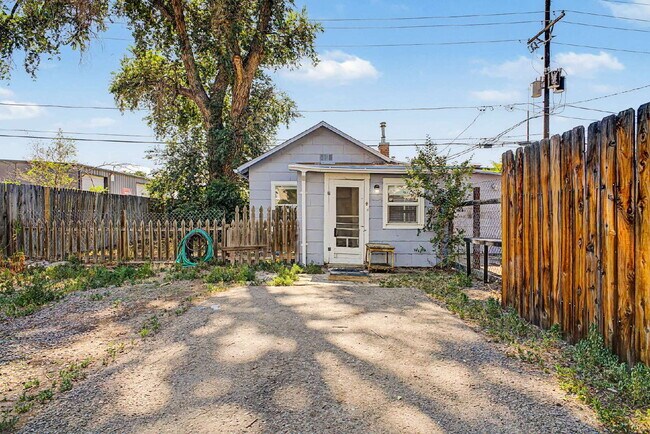 Building Photo - "Charming 1-Bed 1 bath in Englewood – Cozy 400 Sq Ft Living!"