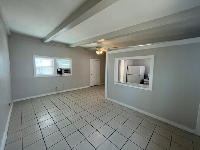 Building Photo - FLOUR BLUFF ONE BEDROOM W/ BILLS PAID!!