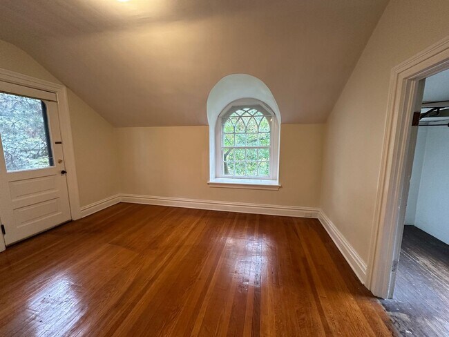 Building Photo - Single Family Heritage Hill Home! Two Bedr...