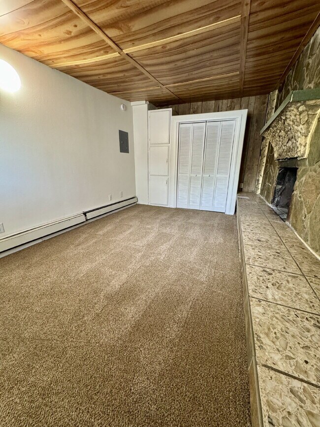 Building Photo - Location, Location, Location! Convenient t...