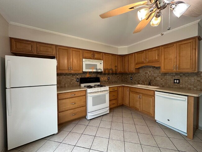 Building Photo - 711 Wellington Dr