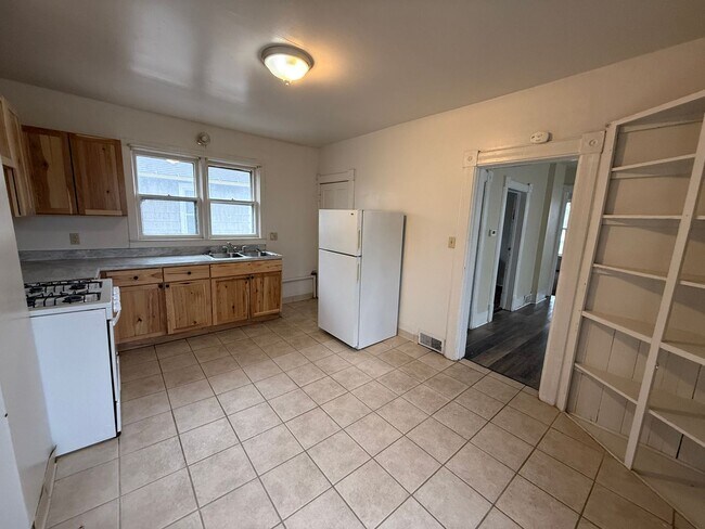 Building Photo - Spacious 3-Bedroom Single-Family Home-Near Hospital- Jackson, MI