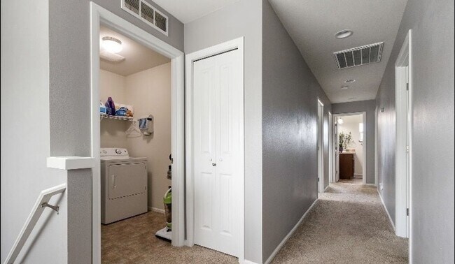 Building Photo - Large 4 bedroom home-Pet friendly!