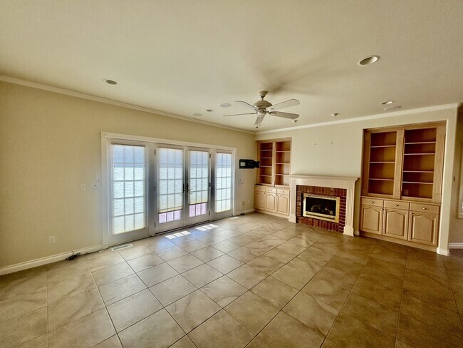 Building Photo - 560 E Maberry Dr