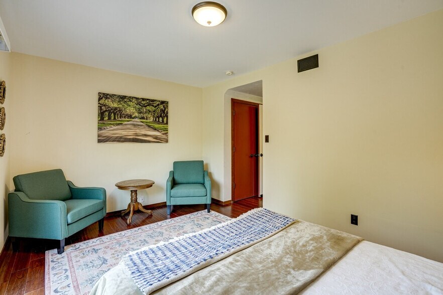 Building Photo - 714 Crestview Dr