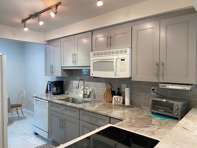 Building Photo - 2 Royal Palm Way