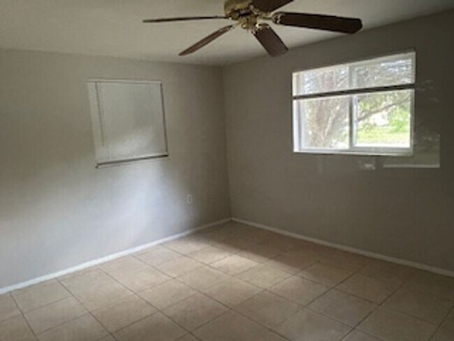 Building Photo - Well maintained 2/1 in a quiet neighborhood
