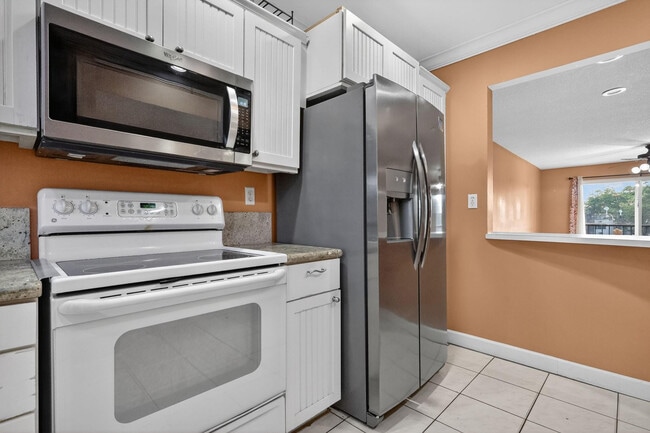 Building Photo - 9410 N Hollybrook Lake Dr