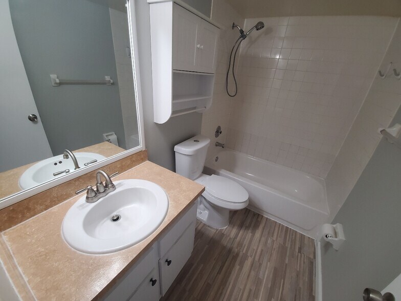 Building Photo - 2570 W 67th Pl