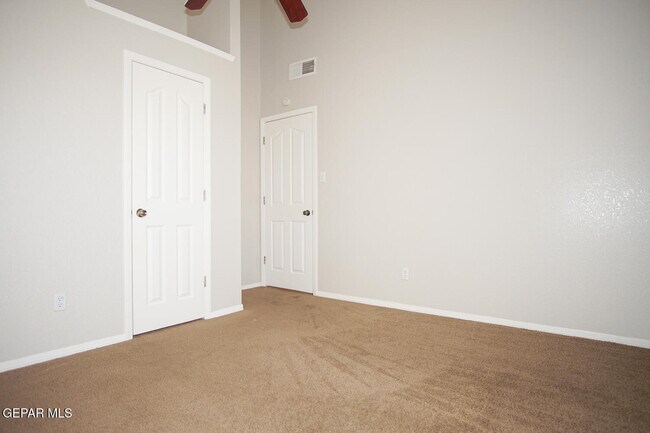 Building Photo - 2151 Sun Manor Dr