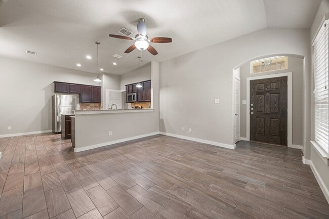 Building Photo - Beautiful 3 Bedroom Duplex Located in New ...