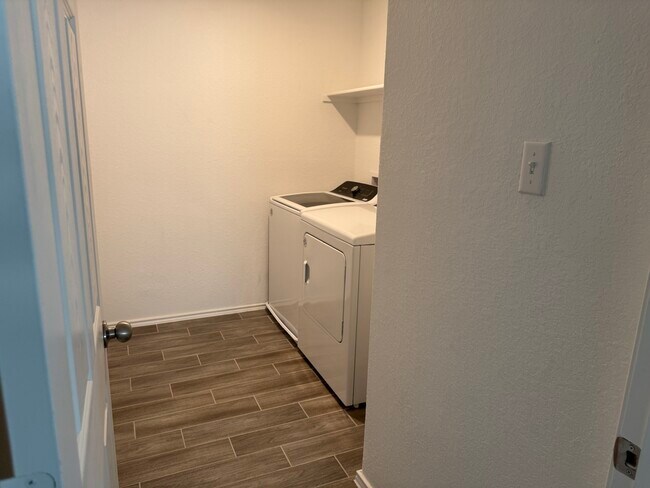 Building Photo - 108 Banyon Dr