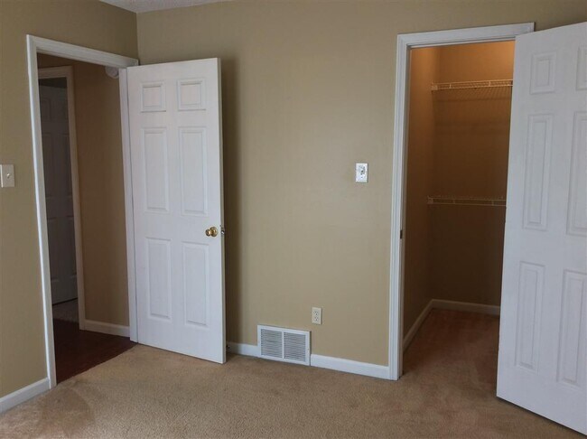 Building Photo - 3BD/2BA Home in Bartlett. Pets Welcome!