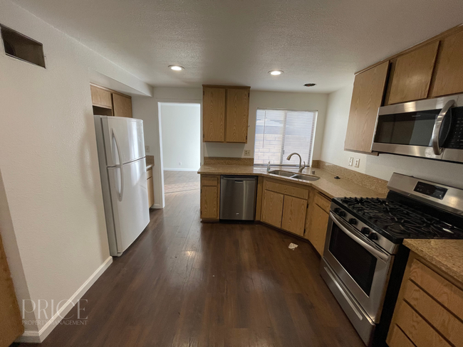 Building Photo - 3 Bedroom Condo in Rancho Cucamonga