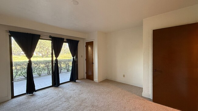 Building Photo - Move In Ready! Lovely 1 Bed 1 Bath Condo i...