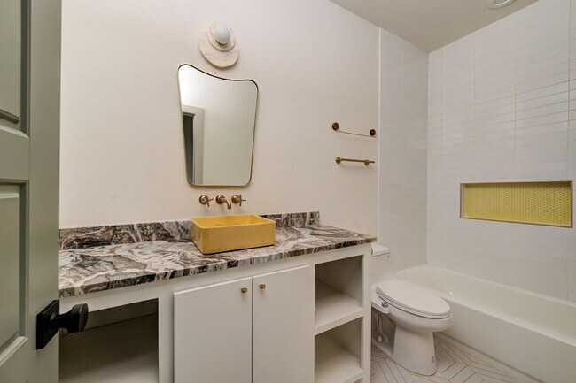 Building Photo - Unique home in OKC