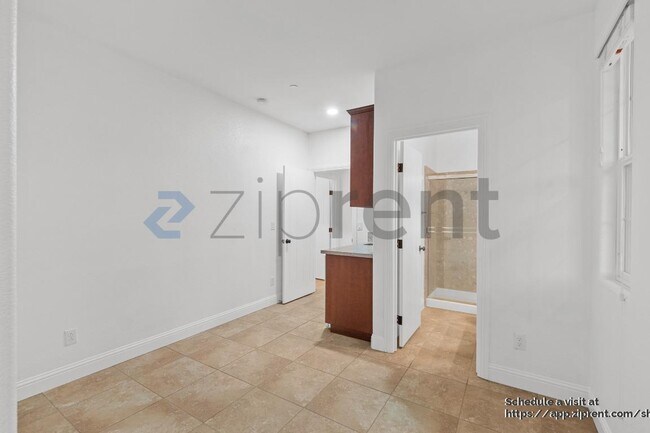 Building Photo - 1271 S Central Pkwy