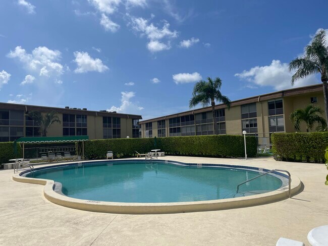 Building Photo - 600 Village Green Ct