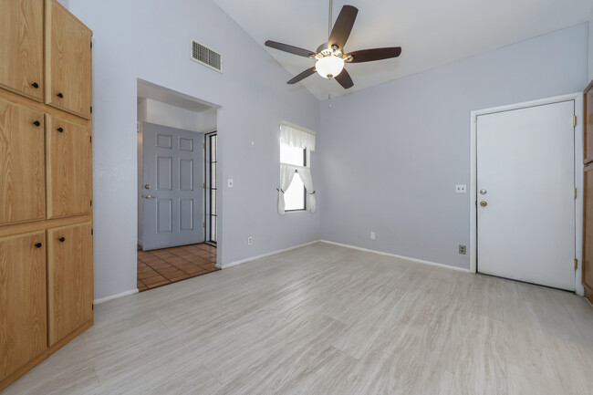 Building Photo - 10281 E Foxmoor Dr