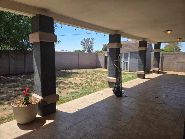 Building Photo - Coming Soon! ?Beautiful 4 bed, 2 bath Home, NO HOA! (Available 05/15/26)