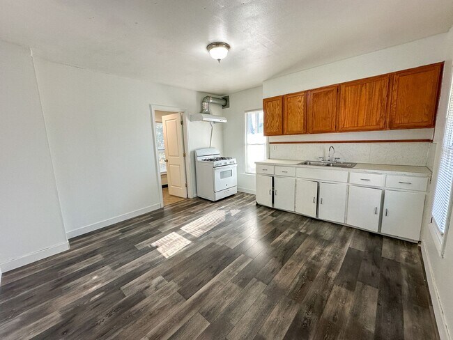 Building Photo - 748-750 Hogan SW