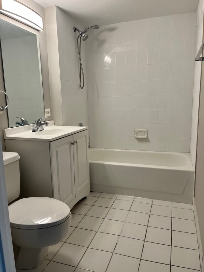 Building Photo - 121 Wellington Ct