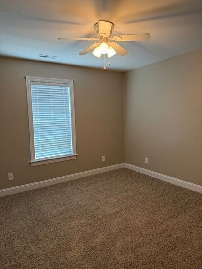 Building Photo - 4 Bed/2.5 Bath Home - Desirable Glen Laurel Subdivision - CBA School District