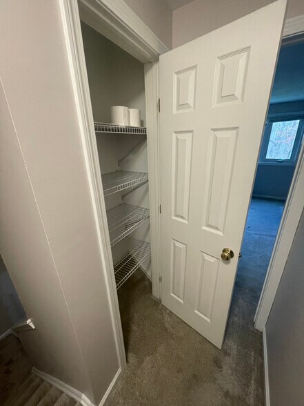 Building Photo - 19 Oak Ridge Dr