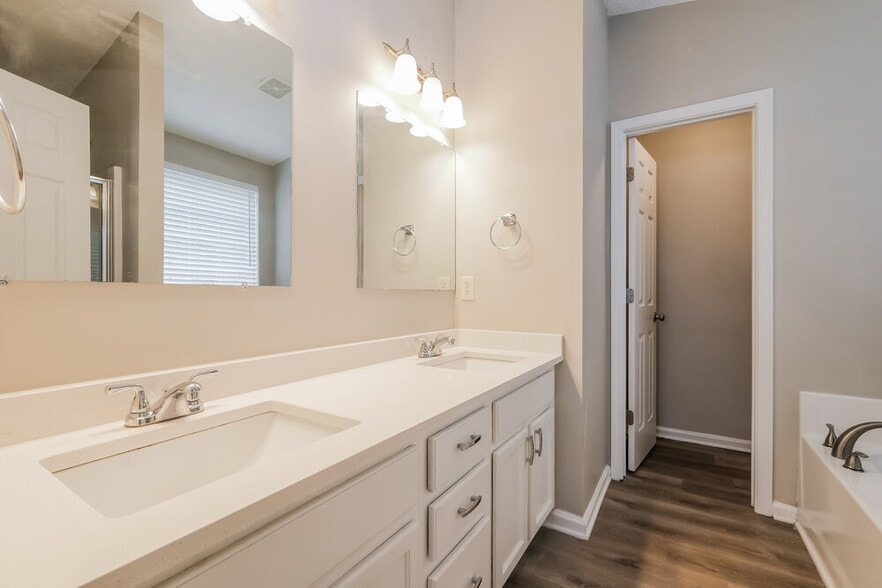 Building Photo - 1304 Ivey Pointe Dr SE