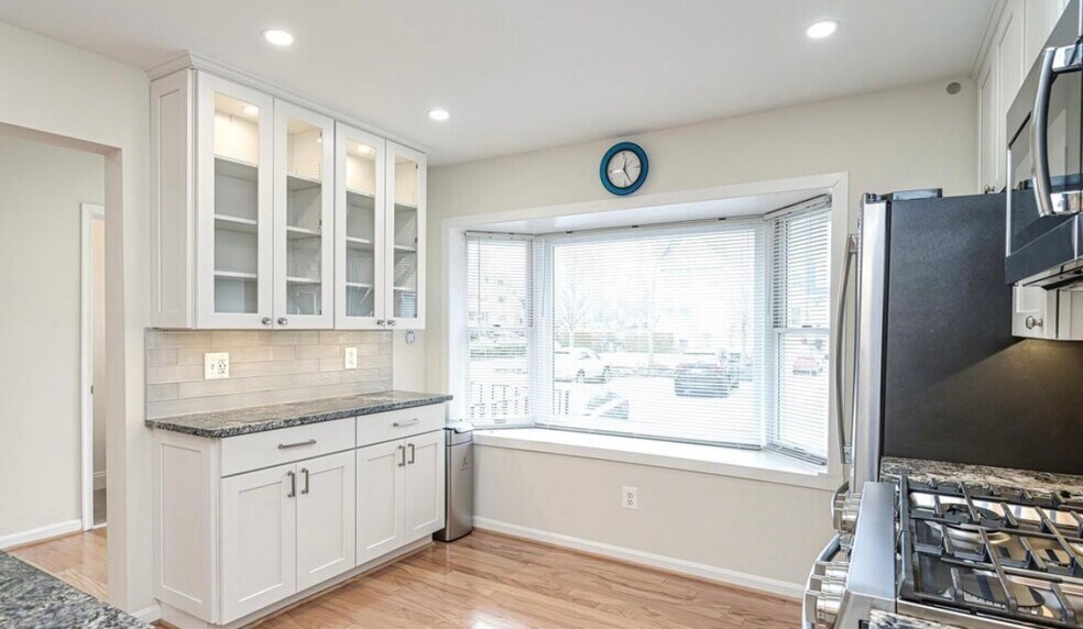 Building Photo - 203A Locust St SE