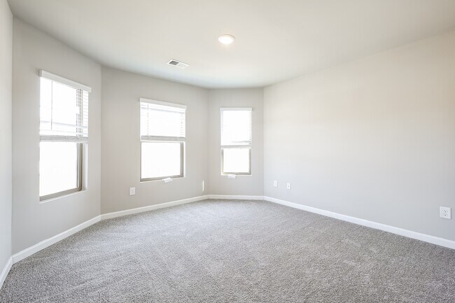 Building Photo - 939 Equine Dr