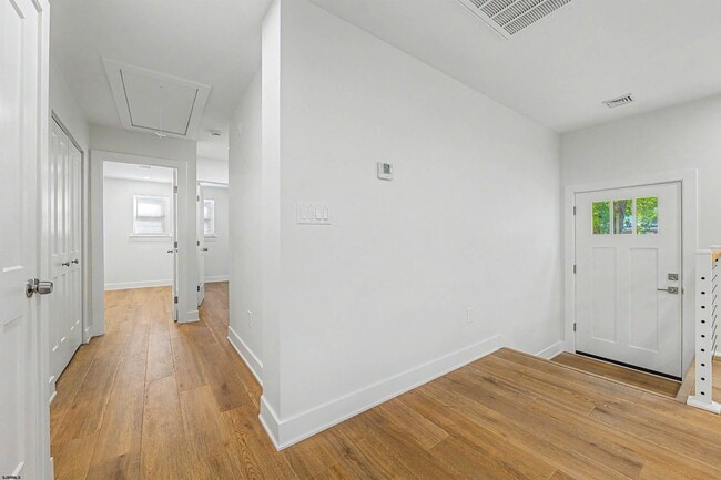 Building Photo - 1030 Neumark Ave