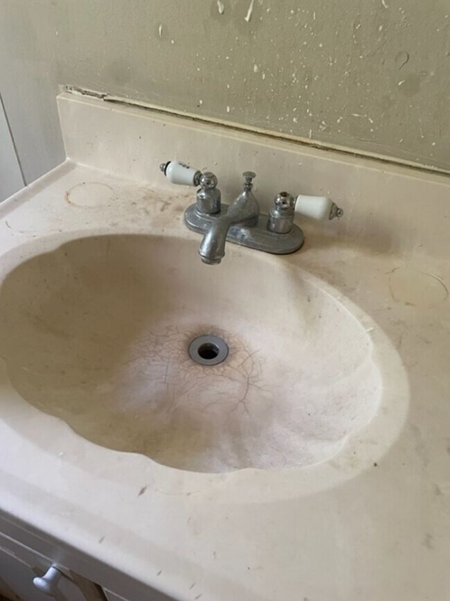 Building Photo - Three Bedroom One bathroom home for Rent