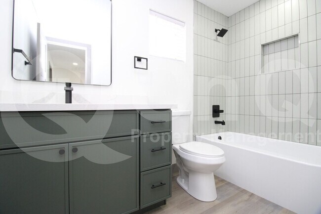 Building Photo - 2516 E Broadway Rd