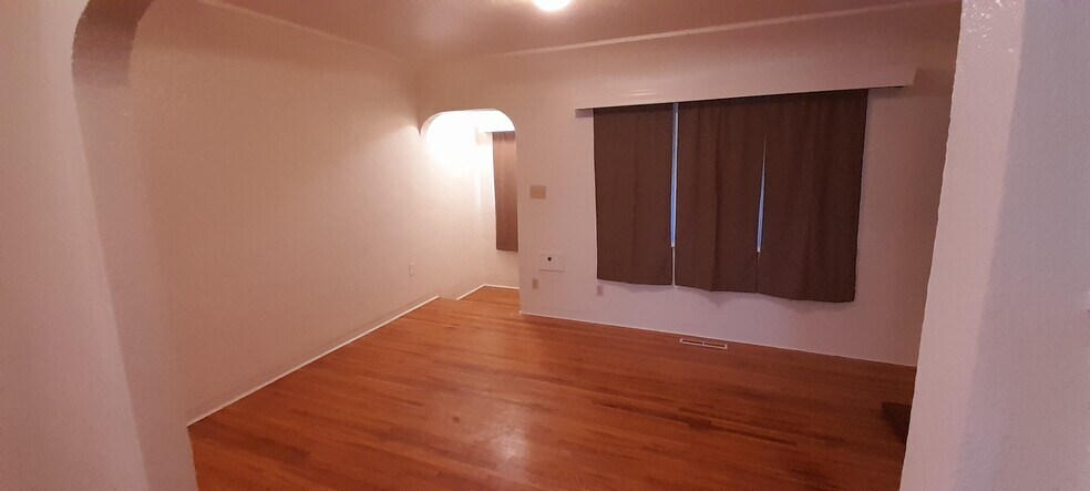 Living Room (b) - 4620 N Wall St