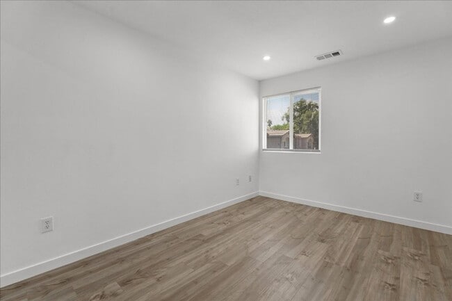 Building Photo - Fully Renovated 4 Bed 2.5 Bath Stunner In ...