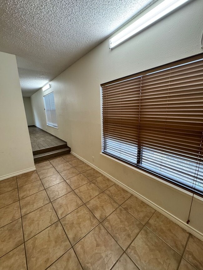 Building Photo - Ready For Move In - Nice 3/2 in West SA In...
