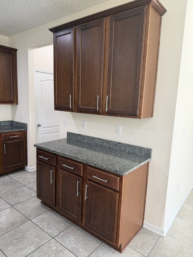 Building Photo - For Rent- Beautiful Home with 4 Bed, 2.5 Bath, PLUS a loft in Northside Jacksonville!