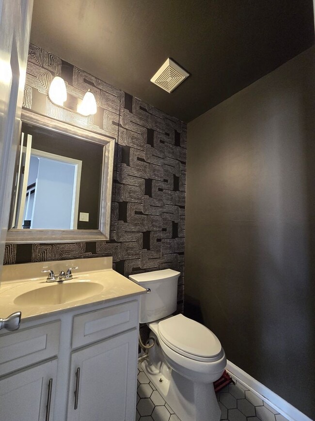 Building Photo - 6172 Lakeway Dr