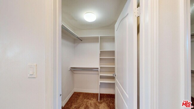 Building Photo - 11622 Oxnard St