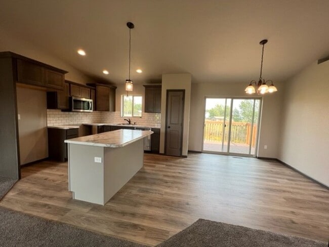 Building Photo - ~ APPLICATIONS PENDING ~ NEWER 4 Bedroom, ...