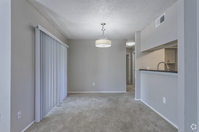 1BR, 1BA W/DEN - 823 SF - Dining Area - The Warwick