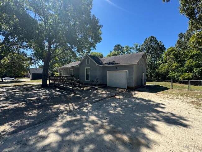 Building Photo - Cute 3 Bedroom Ranch with Large Yard