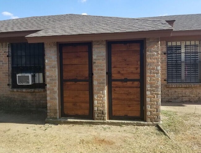 Storage closet - 2934 Chestnut Ave