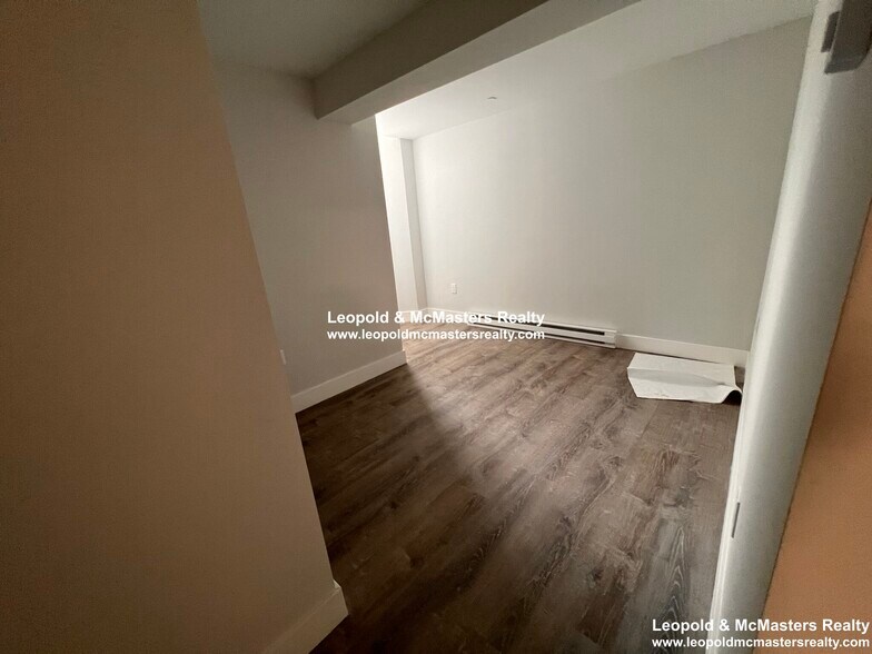 Building Photo - 67 Park Dr