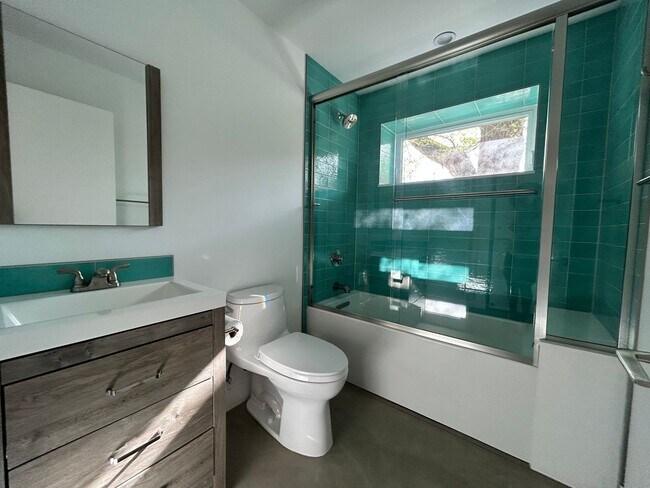 Building Photo - Modern 1BR Apt. (Built 2023), Walk to Down...